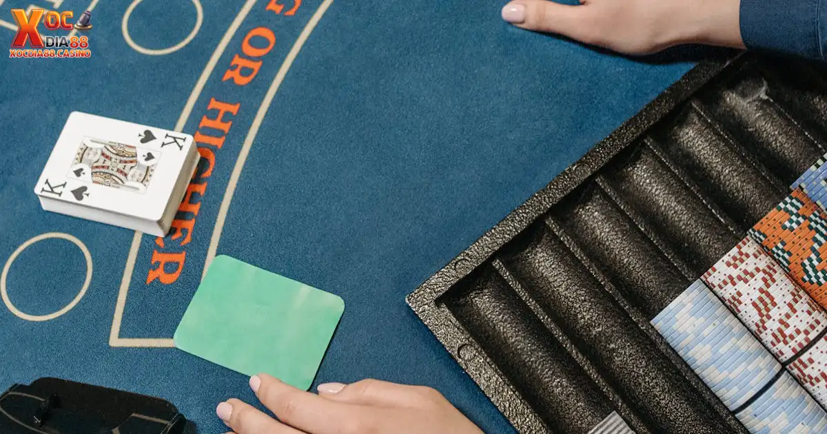 Cách Đặt Cược & Cấu Trúc Một Ván Chơi Bài Poker Chuẩn